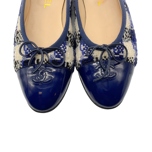 CHANEL BLUE / IVORY CC LOGO PATENT LEATHER CAP TOE CHECKERED TWEED BALLET FLATS - Picture 8 of 11